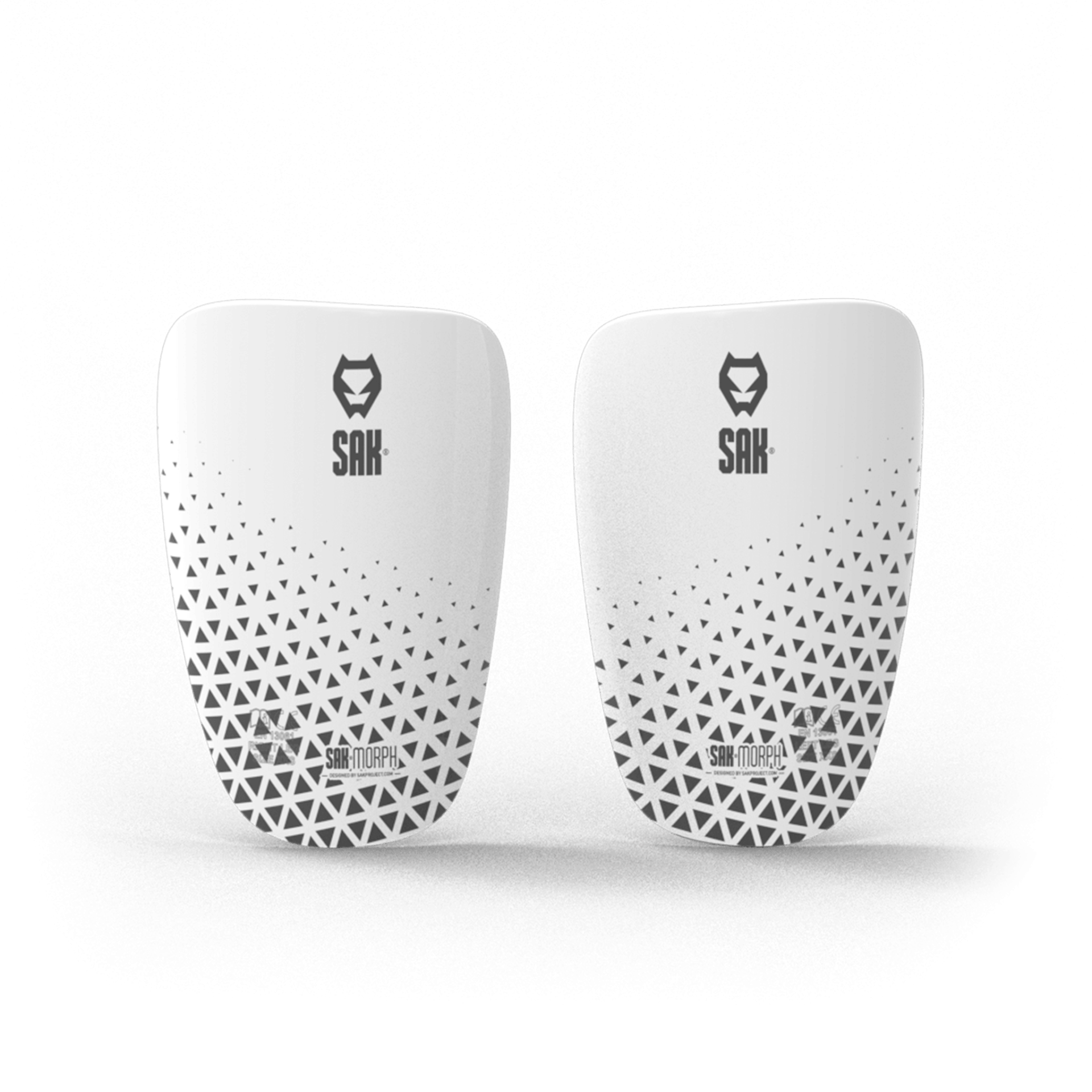 Par de caneleiras brancas com padrão geométrico preto e logotipo SAK