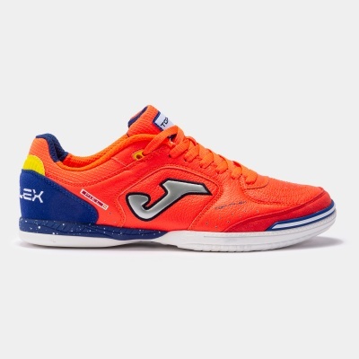 Ténis indoor laranja com detalhes azul e amarelo, sola branca e logótipo Joma