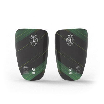 Caneleiras pretas com emblema SCP e detalhes verdes e amarelos