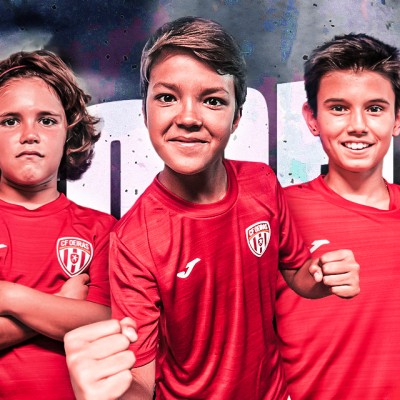 Três rapazes com camisolas vermelhas de futebol e fundo com texto TURNOIRAS 23/24