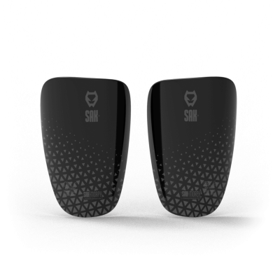 Par de caneleiras pretas com padrão geométrico e logótipos visíveis