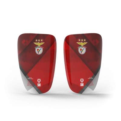 Caneleiras vermelhas e brancas com logótipo do Benfica e três estrelas douradas