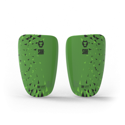 par de caneleiras verdes com padrão de triângulos pretos e logos