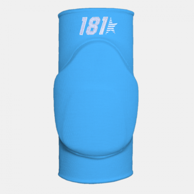 Joelheira azul acolchoada com o número 181 em branco