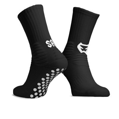 Par de meias pretas desportivas com logos brancos e pontos antiderrapantes cinzentos na sola