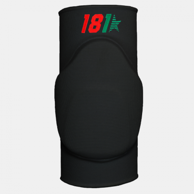 Protetor de joelho preto com texto 181 vermelho e verde