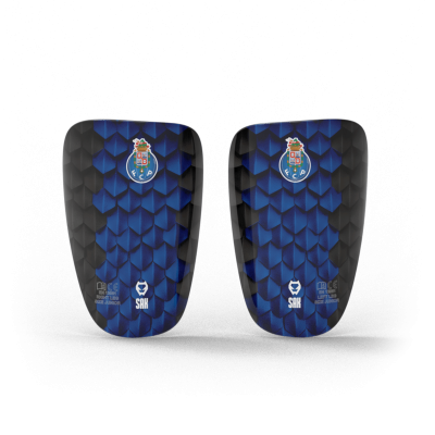 Caneleiras azul e preto com emblema FC Porto e logótipo SAK