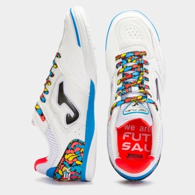 Ténis desportivos brancos com detalhes em azul, cordões multicoloridos e texto vermelho no interior