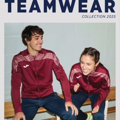 Dois jovens com roupa desportiva bordô sentados num banco de madeira diante de parede azulejada