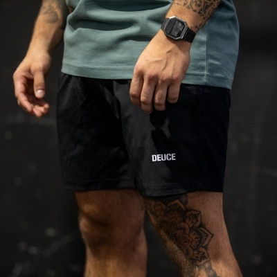 Shorts pretos desportivos com texto DEUCE e pernas tatuadas