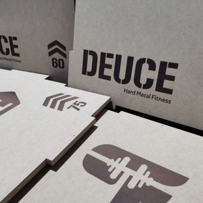 Caixas de cartão kraft DEUCE com logotipo e números 60 e 75
