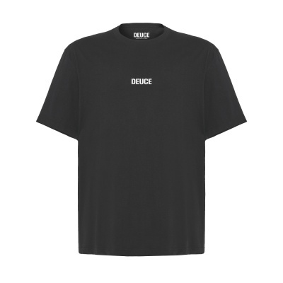 T-shirt preta com texto branco DEUCE ao centro e na gola