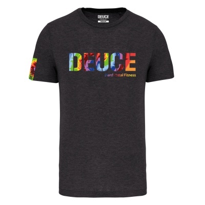 T-shirt preta com logo DEUCE colorido e texto Hard Total Fitness frontal