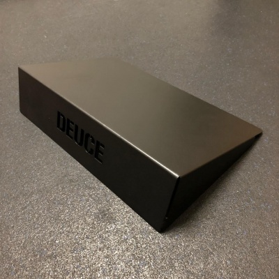 Caixa preta retangular com a palavra 'DEUCE'