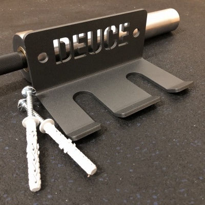 Suporte de parede em metal preto para barra de musculação com parafusos e buchas.