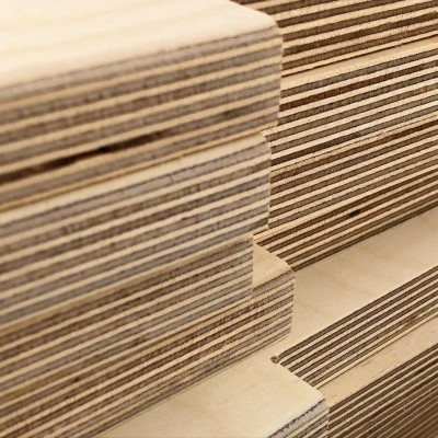 Painéis de madeira laminada empilhados com padrão listrado