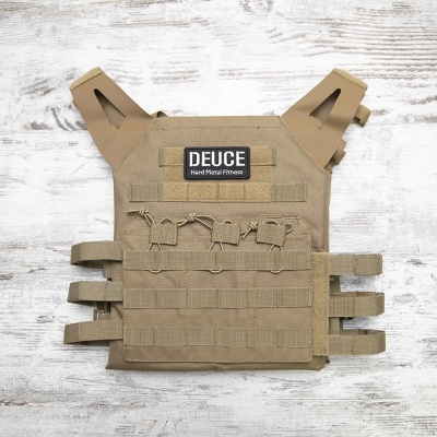 Colete tático bege com bolsos e etiqueta DEUCE HardPoint Fitness