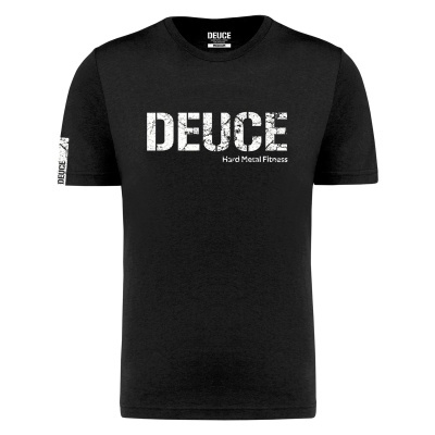 T-shirt preta com texto branco 'DEUCE Hard Metal Fitness' e 'DEUCE' na manga