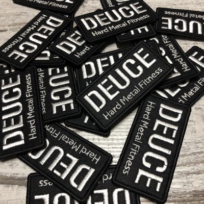 Emblemas bordados pretos com texto branco DEUCE Hard Metal Fitness