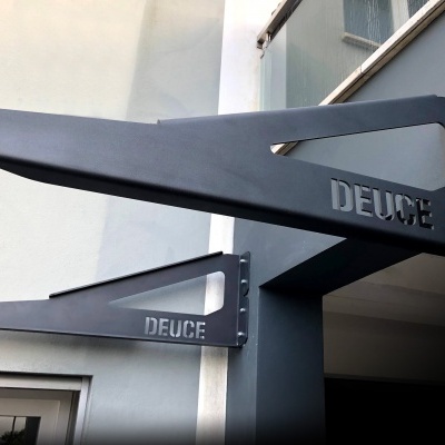 Estrutura metálica cinza escuro com a palavra DEUCE em relevo
