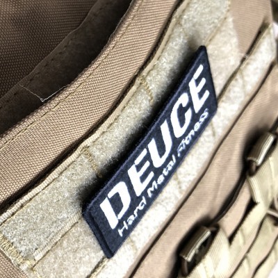 Mochila tática bege com etiqueta DEUCE