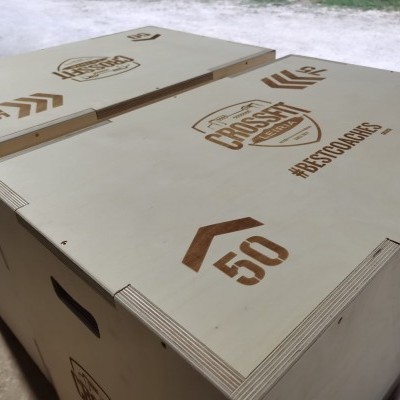 Duas caixas de madeira para exercícios de CrossFit com inscrições e número 50.