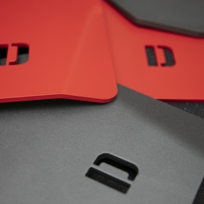 Pastas plásticas vermelhas e cinza escuro com recorte em forma de 'D'