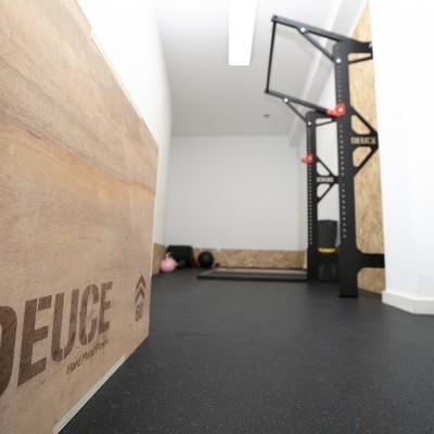 Caixa de salto de madeira clara com a palavra DEUCE em ginásio