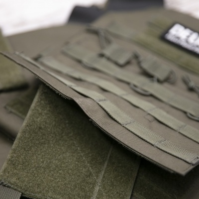 Colete tático verde oliv com velcro e etiqueta preta com texto branco