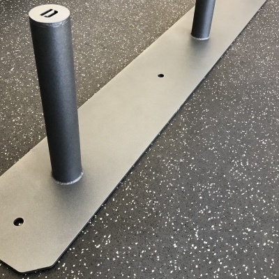 Base metálica cinza com hastes pretas sobre piso preto pontilhado