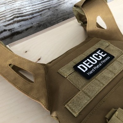 Colete tático caqui com etiqueta DEUCE Hard Meal Fitness