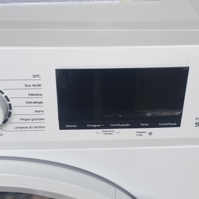 Máquina de lavar roupa branca com painel digital e botão rotativo