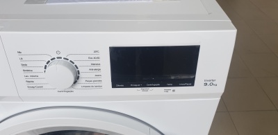 Máquina de lavar roupa branca com painel digital e botão rotativo