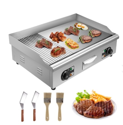 Chapa elétrica inox com alimentos grelhados, ferramentas de cozinha e prato com comida