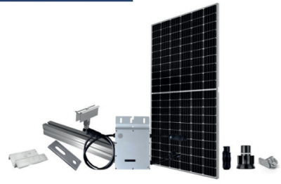 Painel solar com estrutura metálica e acessórios de montagem sobre fundo branco
