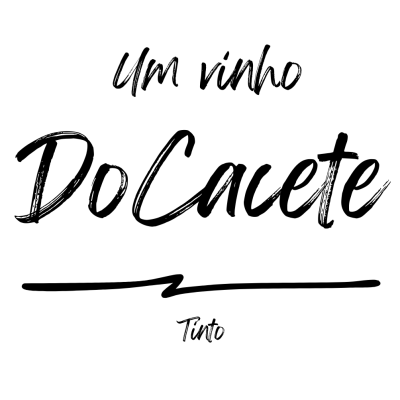 Texto em tinta preta sobre fundo branco com a frase 'Um vinho DoCacete Tinto'.