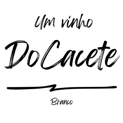Texto com as palavras Um vinho DoCacete Branco em fundo branco.