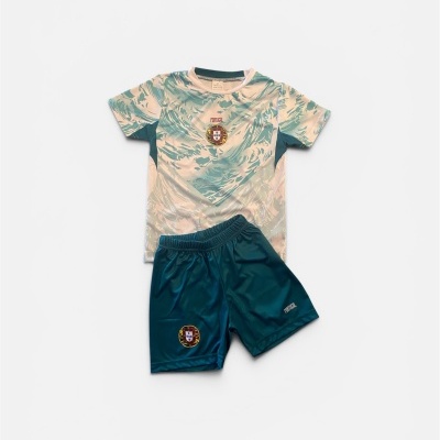 Conjunto de roupa desportiva para criança Portugal com t-shirt azul claro e branco e calções azul escuro.