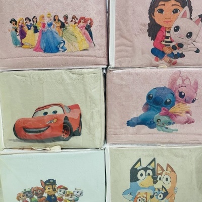 Caixas de armazenamento com desenhos de personagens animados em tecido