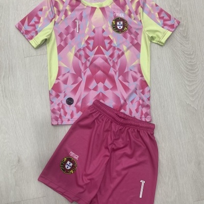 Conjunto de roupa desportiva rosa com padrões geométricos e brasão de Portugal