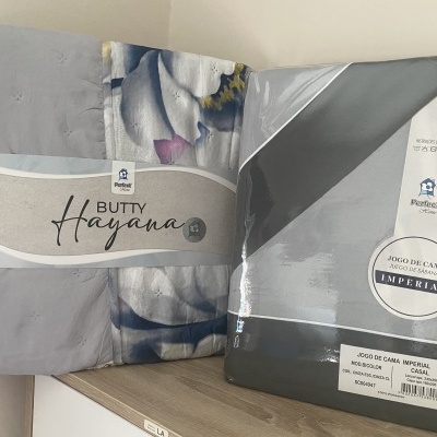 Conjunto roupa de cama cinza com padrão floral e embalagem com etiqueta JOGO DE CAMA IMPERIAL CASAL