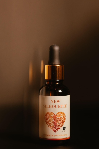 Frasco castanho com conta-gotas e etiqueta com texto e coração decorativo