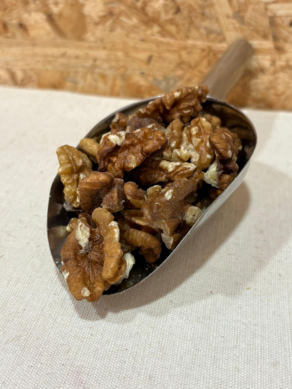 Miolo de Noz Metades Biológico Pala de metal com nozes partidas e cabo de madeira