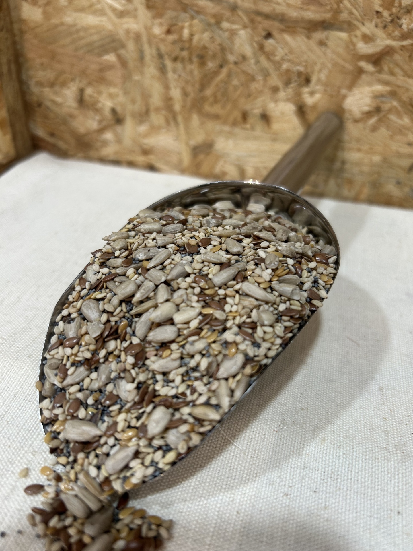 Mistura de Sementes Pá metálica com mistura de sementes variadas