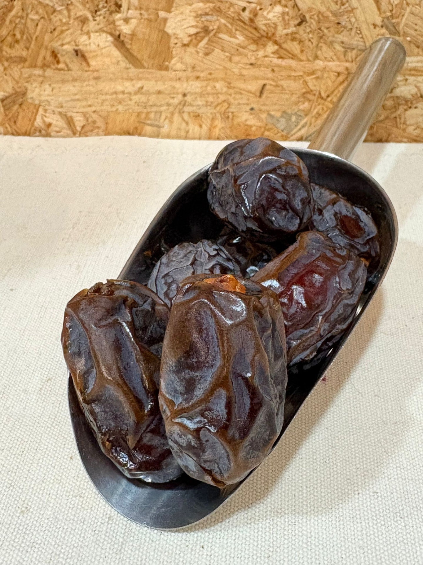 Tâmara Medjool Tâmaras grandes e escuras na concha de metal