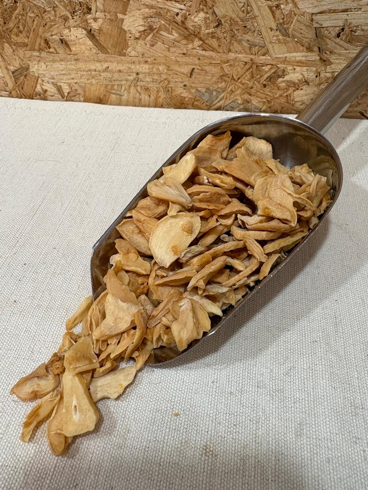 Alho Desidratado Laminado Colher metálica com alho desidratado em fatias finas