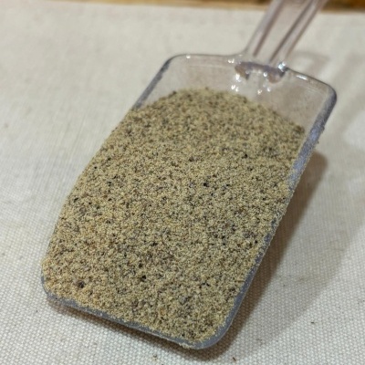 Pá plástica com pimenta moída