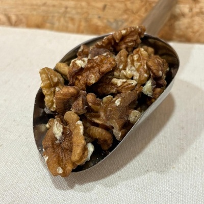 Pala de metal com nozes partidas e cabo de madeira