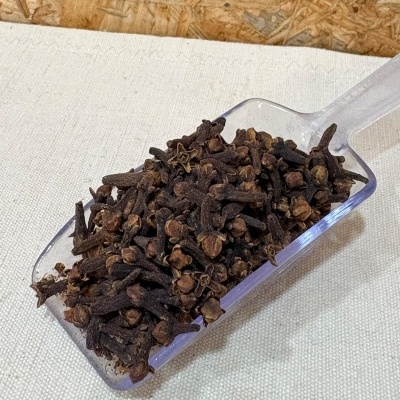 Colher plástica com cravinho seco castanho escuro