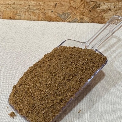 Colher de plástico transparente com pó marrom fino